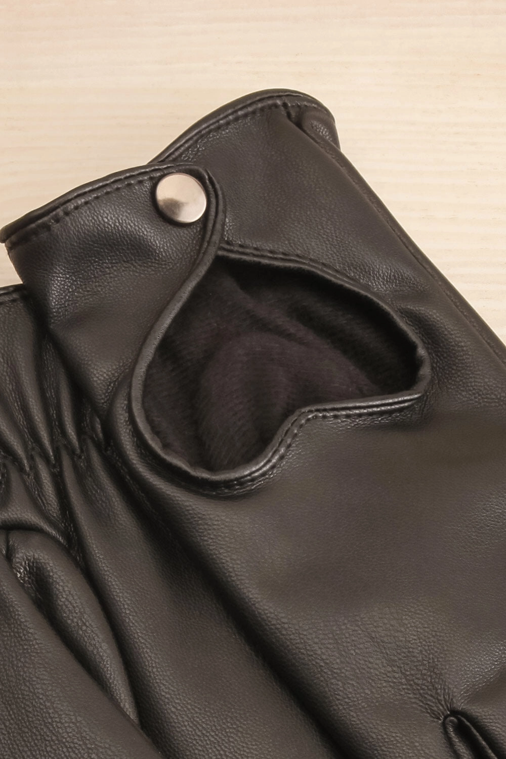 Oranger | Heart Cut-Out Black Faux Leather Gloves